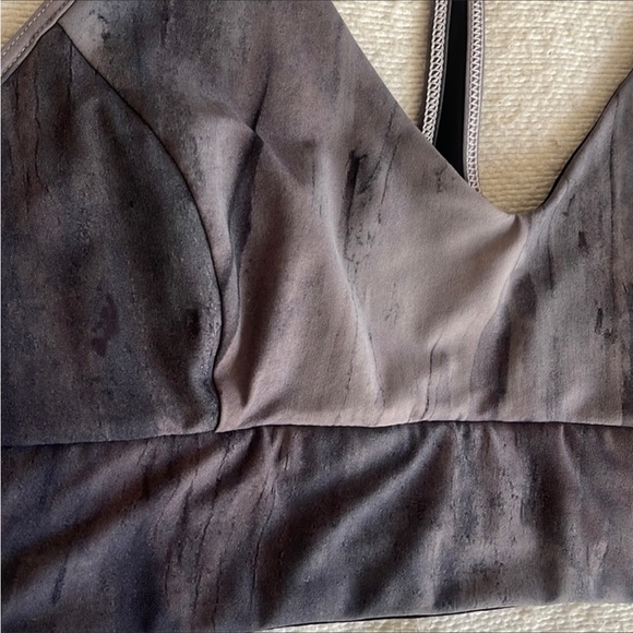 Lululemon sports bra 4/6 - Picture 3 of 4